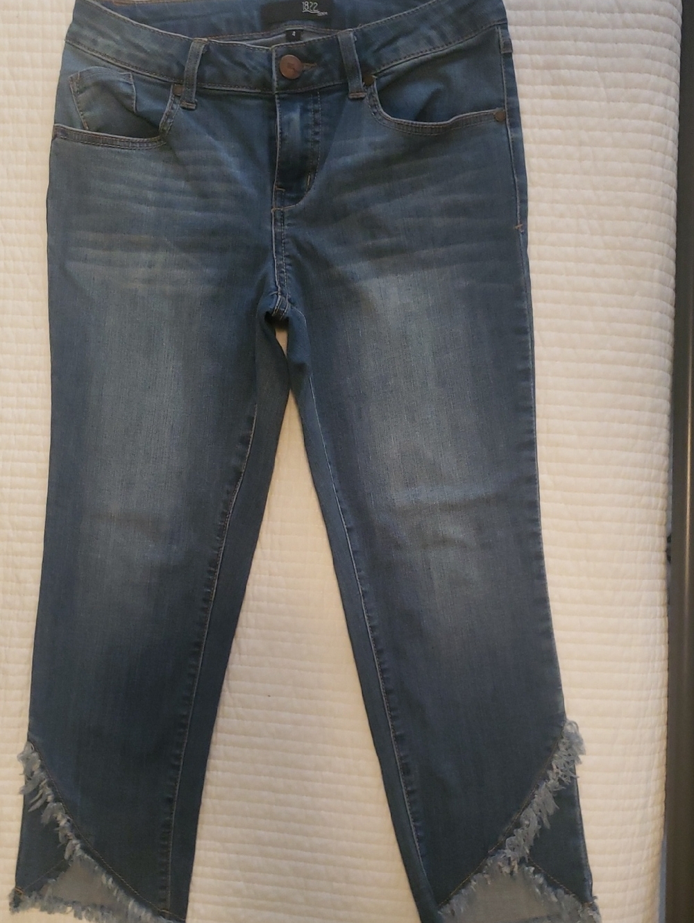 Women's 1822 Denim Mid Wash Cropped Jeans with Frayed V-Hem